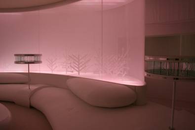 Obere Lounge mit Phantasie-Floristik hinter gebogenen Schienensystemen im „Textilversteck“