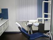 Behandlungszimmer in Blau neu ausgestattet durch den Raumausstatter Hopf aus Hof