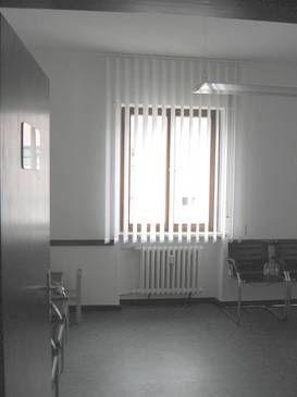 Lammellenvorhänge als Sonnenschutz im Wartezimmer, gefertigt und montiert durch die Firma Teppich Hopf Raumgestaltung