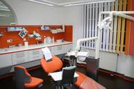 Behandlungszimmer in Orange nach der Renovierung durch uns